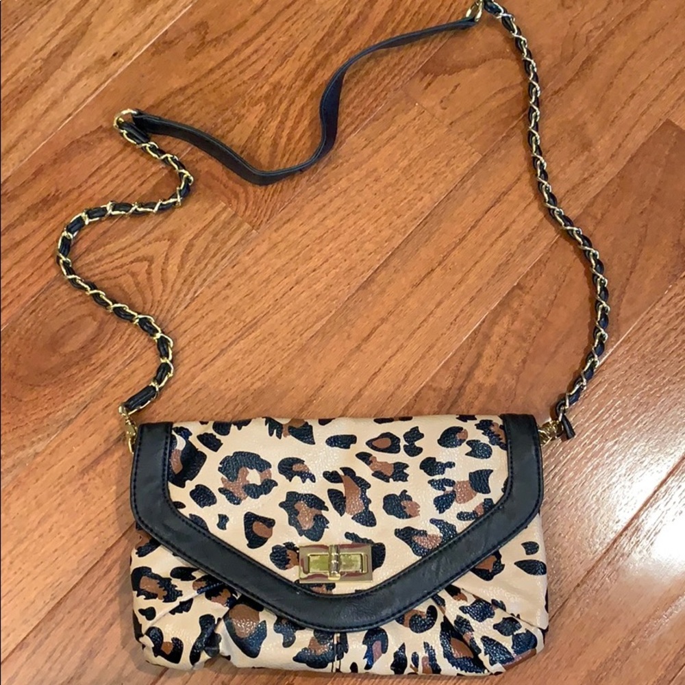 Leopard clutch
